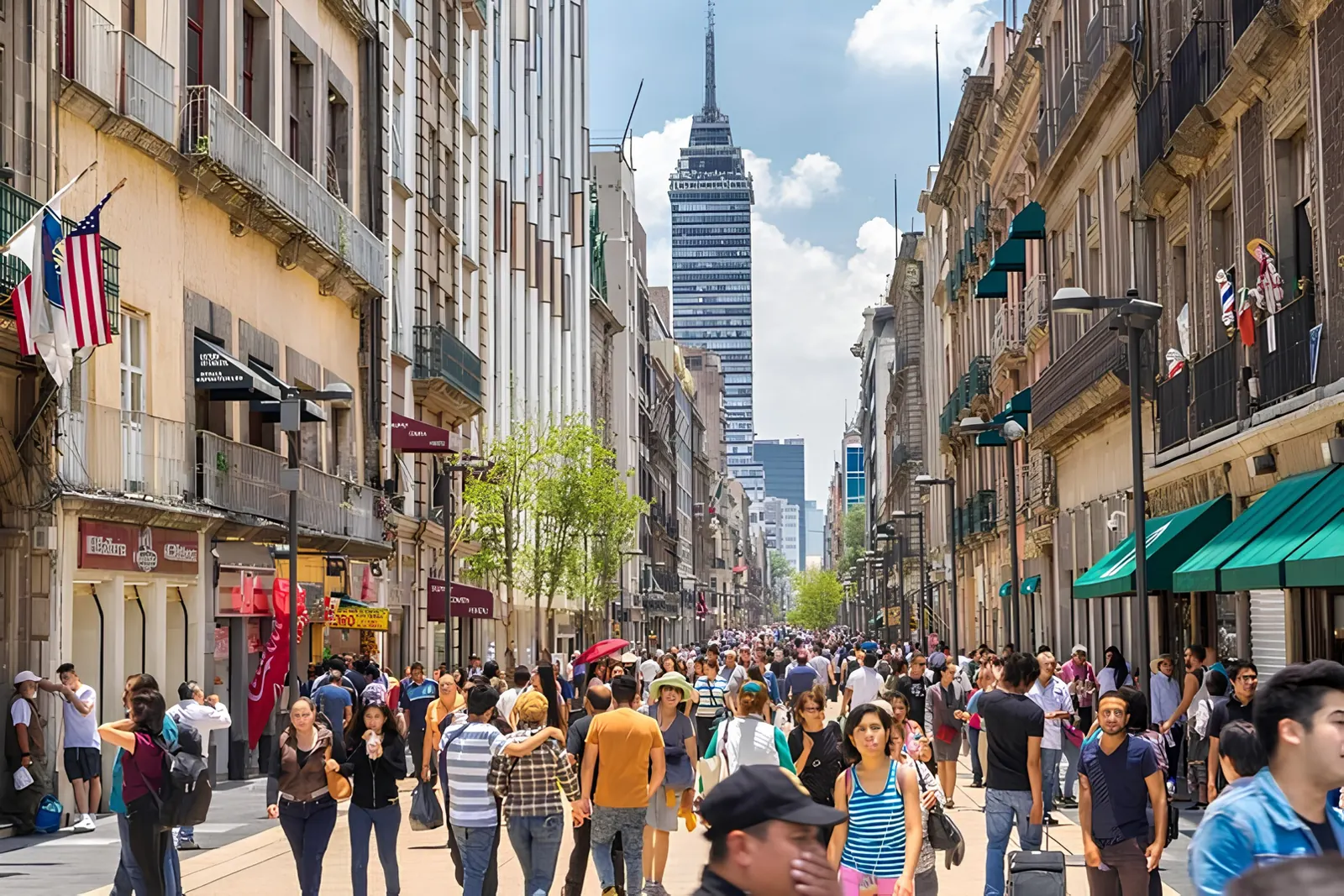 Personas caminando por una calle del Centro Histórico de la Ciudad de México
